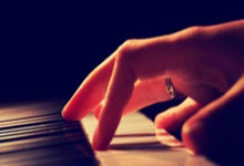 曼联晒出霍伊伦在C罗面前Siu庆祝照片：向伟大球员致敬❤.